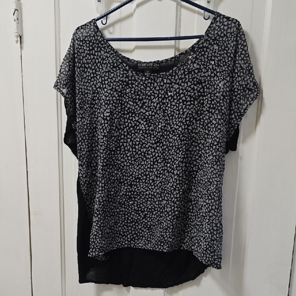 Forever 21 Black and White Relaxed High Low Blouse 048